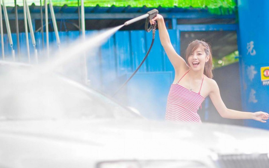点击大图看下一张：夏日干净清爽美女洗车精美壁纸
