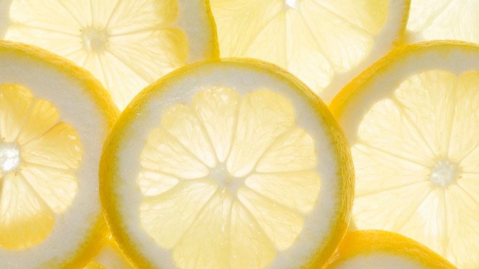 点击大图看下一张：淡黄色的柠檬片背景图片