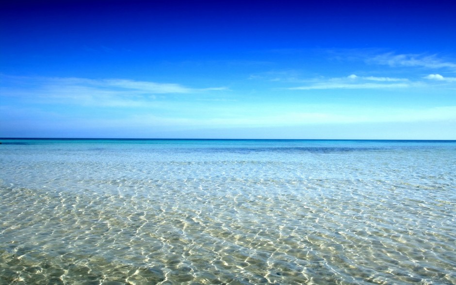 点击大图看下一张：淡蓝色海水背景图片素材