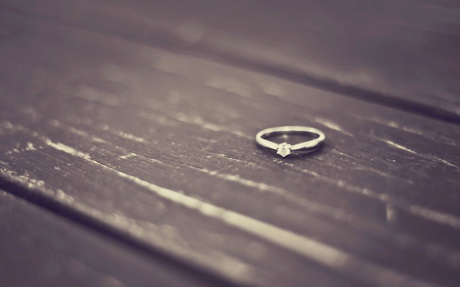 点击大图看下一张：木板上的一枚戒指 清新典雅背景图片