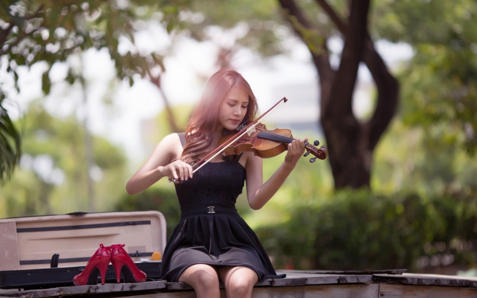 点击大图看下一张：拉小提琴的美女背景图片素材