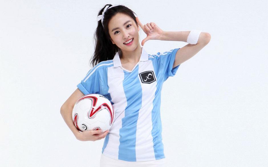 点击大图看下一张：韩国美女明星罗海灵时尚壁纸