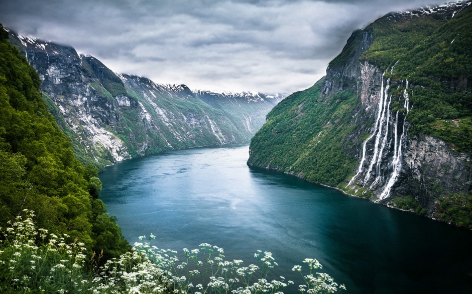 点击大图看下一张：挪威盖朗厄尔峡湾风景高清桌面壁纸