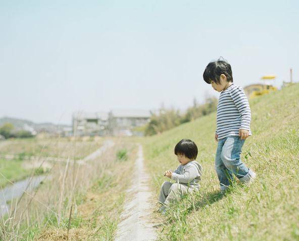 点击大图看下一张：可爱萌小男生唯美背影图片