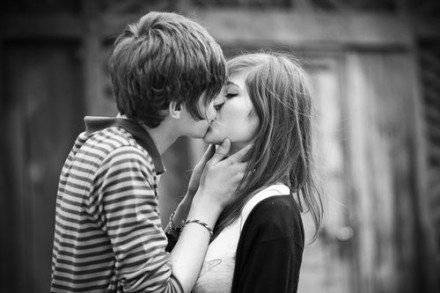 点击大图看下一张：浪漫的情侣甜蜜接吻图片