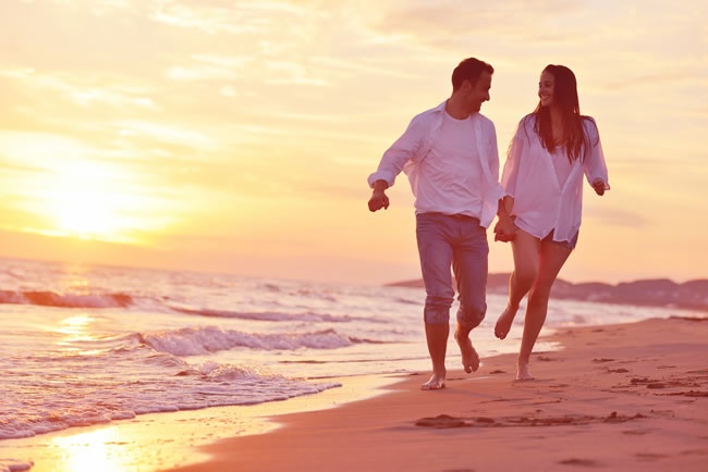 点击大图看下一张：欧美明星情侣浪漫唯美沙滩照