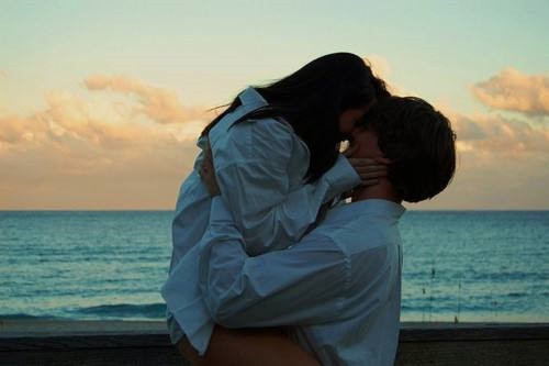点击大图看下一张：欧美情侣海边亲吻甜蜜意境图片