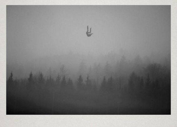 点击大图看下一张：大雾中黑白孤独唯美背影图片