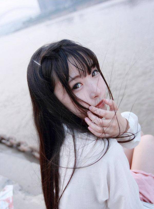 点击大图看下一张：甜美校花素雅汉服复古写真