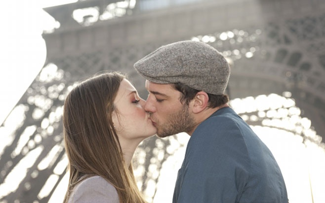 点击大图看下一张：欧美情侣甜蜜浪漫亲吻图片