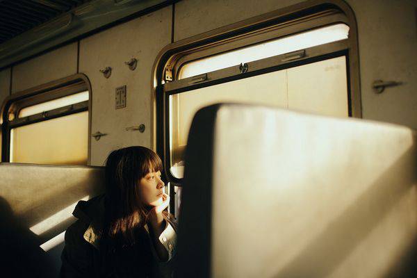 点击大图看下一张:复古车厢暖冬唯美lomo意境写真