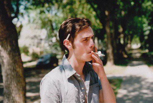 点击大图看下一张：外国帅气孤独吸烟男生图片