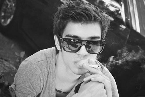 点击大图看下一张：黑白非主流欧美男生抽烟个性图片