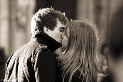 点击大图看下一张：情侣甜蜜图片接吻唯美