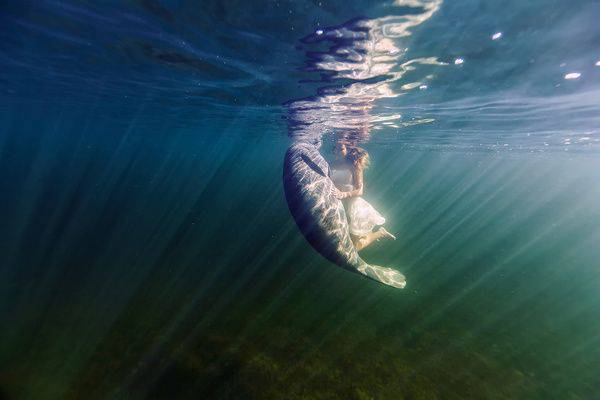 点击大图看下一张：深海梦幻唯美意境图片——海的女儿