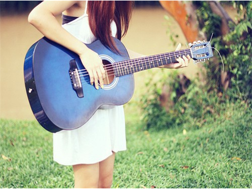 点击大图看下一张：吉他女生唯美意境图片素材