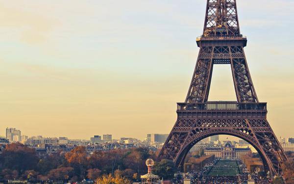 点击大图看下一张：爱情见证唯美巴黎埃菲尔铁塔图片