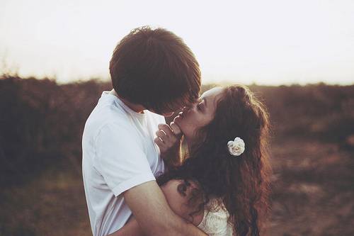点击大图看下一张：拥吻一起的甜蜜欧美情侣图片