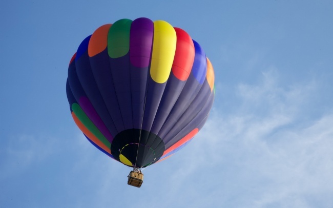 点击大图看下一张：绸缎彩色热气球唯美梦幻图片