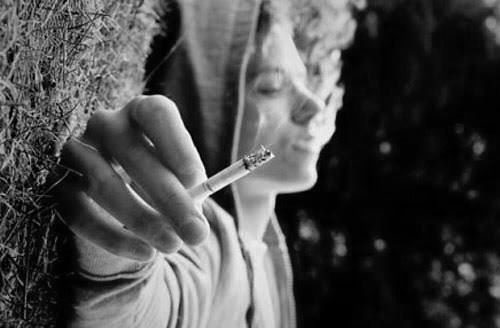 点击大图看下一张：黑白非主流欧美男生抽烟个性图片