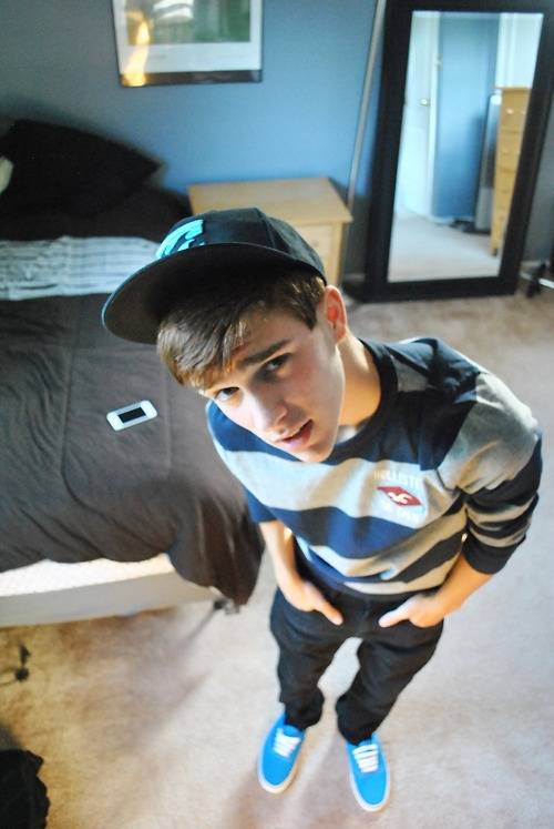 点击大图看下一张：空间素材欧美帅哥搞怪大图