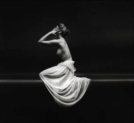 点击大图看下一张：欧美女生舞者黑白照