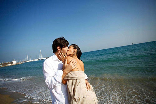 点击大图看下一张：欧美情侣海边亲吻甜蜜意境图片