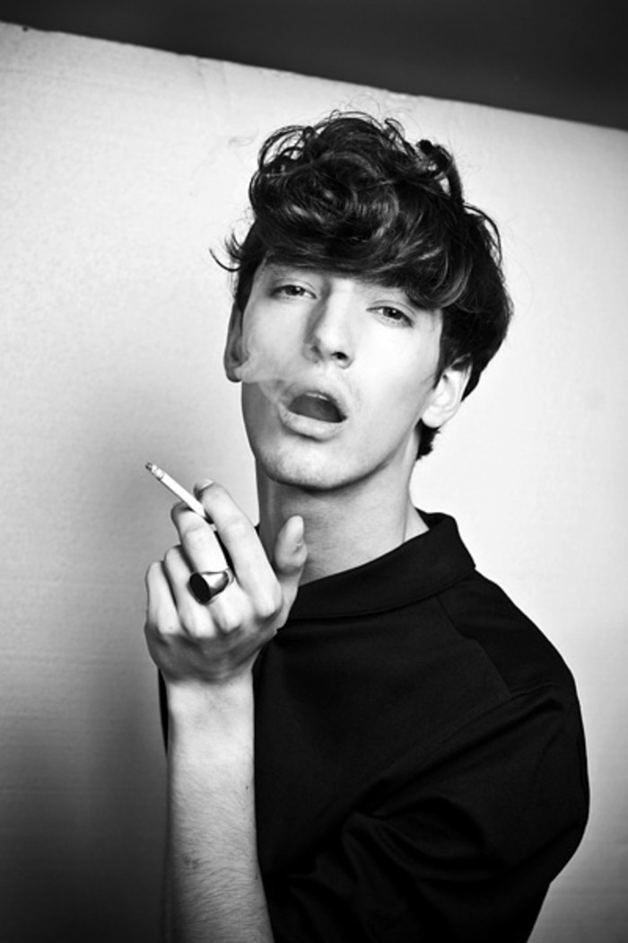 点击大图看下一张：非主流黑白欧美男生抽烟头像图片