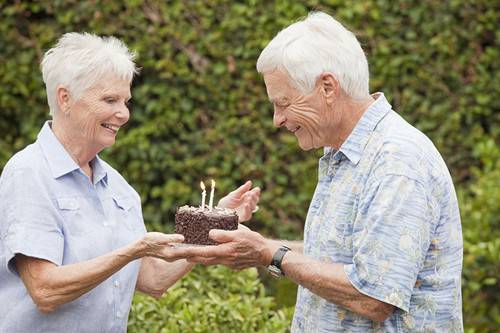 点击大图看下一张：情侣幸福恩爱图片老年牵手图