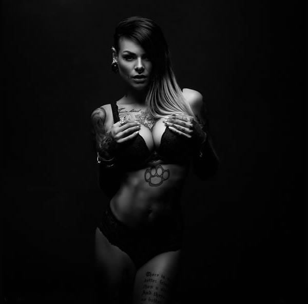 点击大图看下一张：性感霸气欧美纹身女生图片