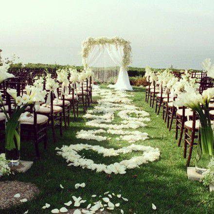 点击大图看下一张：唯美纯白婚礼场地梦幻图片
