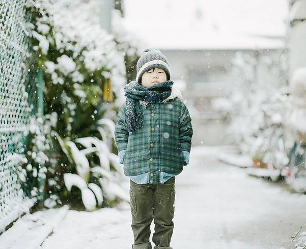 点击大图看下一张:可爱萌小男生唯美背影图片