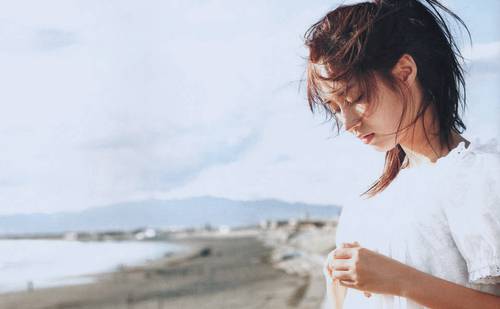 点击大图看下一张：听音乐的伤感唯美女生图片