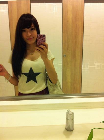 点击大图看下一张:超清纯的女生捂嘴图片搞怪