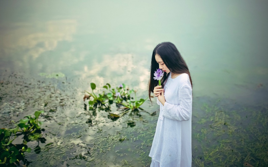 点击大图看下一张：个性欧美意境婚纱高清写真