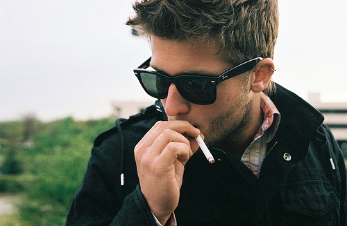 点击大图看下一张：唯美意境欧美男生喝酒抽烟伤感图片
