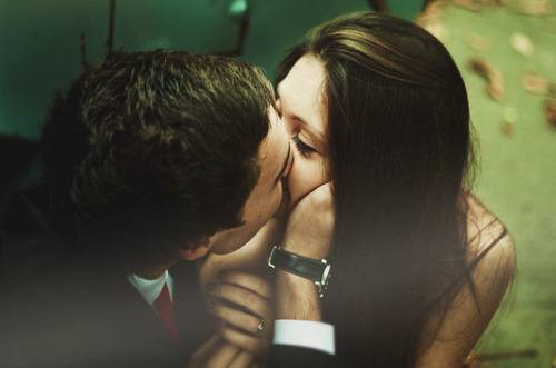 点击大图看下一张：情侣甜蜜浪漫亲吻唯美图片