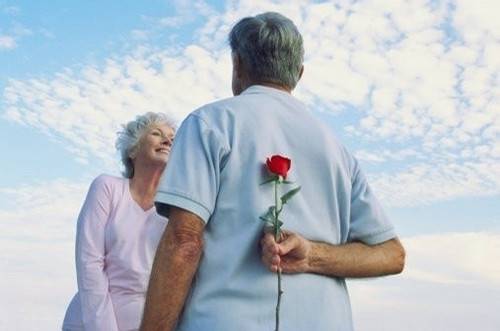 点击大图看下一张：情侣幸福恩爱图片老年牵手图