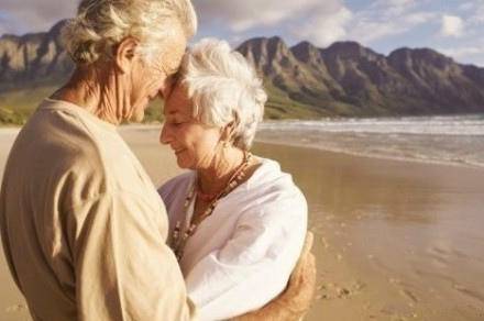 点击大图看下一张：唯美感人恩爱老年情侣图片