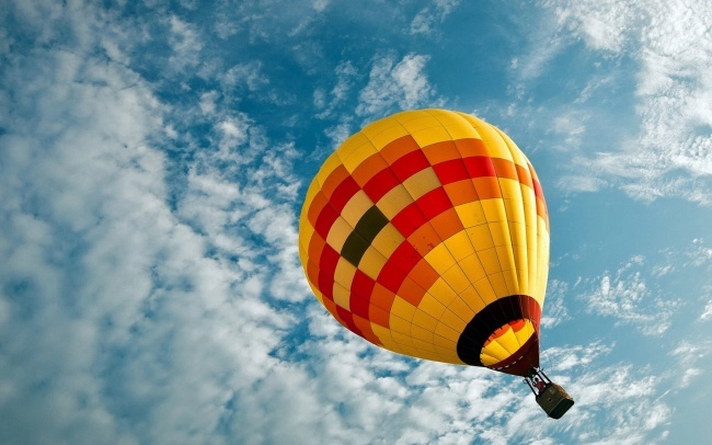 点击大图看下一张：飞翔在蓝天白云中的唯美热气球图片