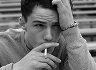 非主流黑白欧美男生抽烟头像图片