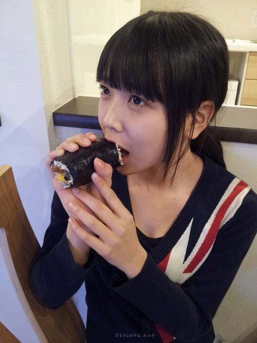 点击大图看下一张：日本小学可爱吃货女生图片