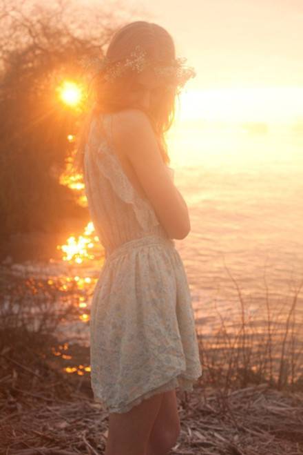 点击大图看下一张：美丽夕阳下的坚强女生唯美图片