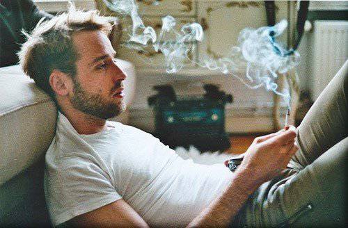 点击大图看下一张：外国帅气孤独吸烟男生图片