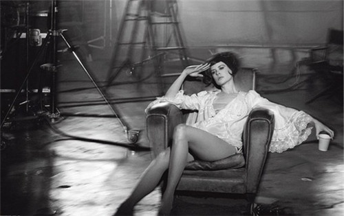 点击大图看下一张：欧美明星妮可·基德曼复古性感黑白照