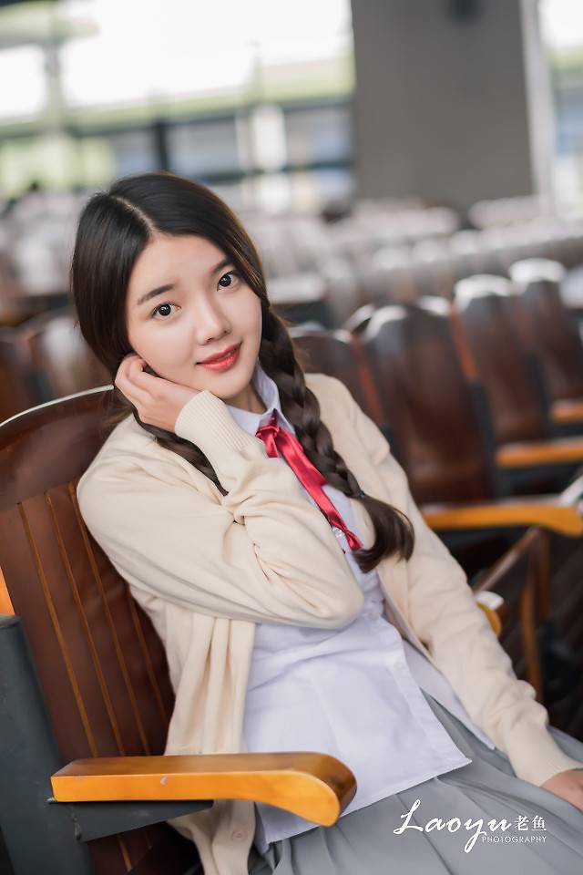 点击大图看下一张:漂亮19岁高中现实女生图片大全