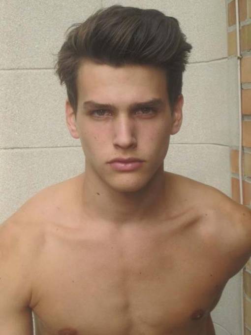 点击大图看下一张：欧美范帅气有型西装男图