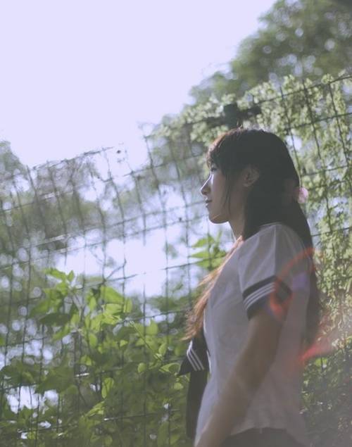 点击大图看下一张:90唯美青春个性女生图片赏析