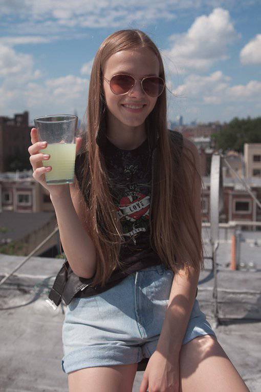 点击大图看下一张:清新lomo欧美女生伤感头像选图