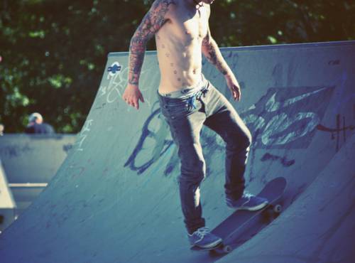 点击大图看下一张：欧美范滑板纹身男神图片